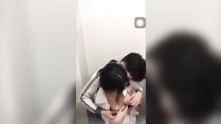 các em học sinh đến trường là trốn vào WC địt nhau như gà
