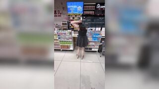 Con đĩ Loli, Vào Tạp hoá lén cởi quần lót Mua đồ Public live sex