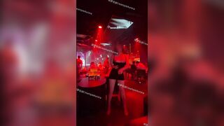 Con đĩ vào Bar KTV, Nhảy Khiêu dâm lộ vú, Lấy chai bia móc lồn thủ dâm