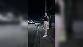 Mặc quần bó háng thấy rõ khe đít thấy rõ mu và mép lồn cô gái giới thiệu quán nước.