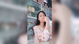 Em y sỹ bán thuốc tây vui vẻ cho khách hàng bóp vú.