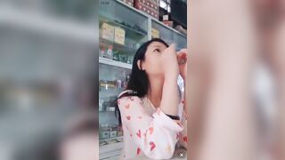 Em y sỹ bán thuốc tây vui vẻ cho khách hàng bóp vú.