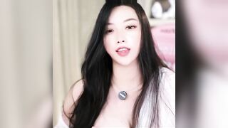 Gái xinh lại con dâm vú to trọn khoe hàng trên live