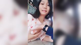 Cô em y sỹ bán thuốc thản nhiên cho trai sờ bóp vú.