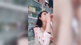 Cô em y sỹ bán thuốc thản nhiên cho trai sờ bóp vú.