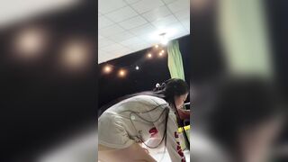 Chị gái bán nước xinh gái ko mặc quần lộ quần lót thật dâm