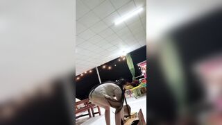 Chị gái bán nước xinh gái ko mặc quần lộ quần lót thật dâm