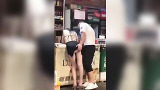 Thấy con bạn thân mua đồ, Lén ra Tốc váy Bóp mông cạ lồn Nứng vcl