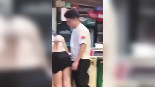 Thấy con bạn thân mua đồ, Lén ra Tốc váy Bóp mông cạ lồn Nứng vcl