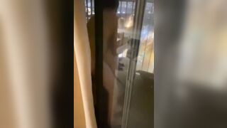 Phát hiện vợ lén phén cùng bạn ngoài ban công