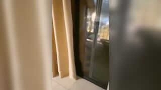 Phát hiện vợ lén phén cùng bạn ngoài ban công