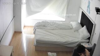 Quay lén khi đôi b trẻ chiều nắng nóng trốn vào nhà nghỉ liếm lồn bú cu làm tình #1