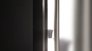 Cô hàng xóm của tôi vén váy lên trước cửa sổ và khoe với tôi chiếc quần lót màu hồng