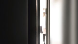 Cô hàng xóm của tôi vén váy lên trước cửa sổ và khoe với tôi chiếc quần lót màu hồng