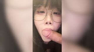 Em ghệ xinh kính cận trên trường thì ngây thơ học giỏi mà ở nhà lại là đĩ nghiện cặc