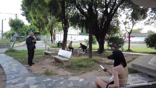 Cô gái thích mặc hở hang khoe lồn cho người lạ 2
