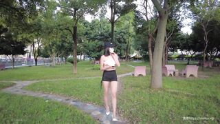 Cô gái thích mặc hở hang khoe lồn cho người lạ 2