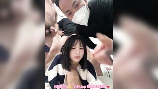 Em teen xinh đẹp chuyên live sex gạ các chú trg xóm về phòng để bú cu đụ tập thể