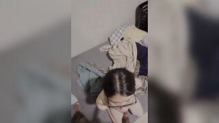 Thiếu nữ Châu Á bú lút cán cu tây đen
