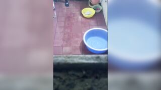 quay lén em sinh viên hàng xóm vào nhà tắm thủ dâm nhìn da trắng ngon vcl