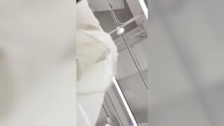 quay lén bé xinh xắn mặc váy đi siêu thị em ngon miễn bàn