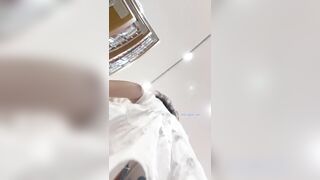 quay lén bé xinh xắn mặc váy đi siêu thị em ngon miễn bàn