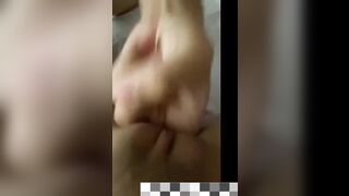 được con bạn thân cho móc lồn và sục cho bắn lên đầy bụng em