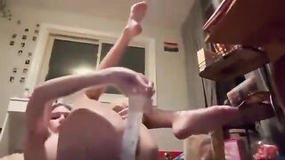Rỉ nước đến độ nhét cái là vào