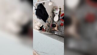 Em bé tắm
