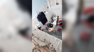 Em bé tắm