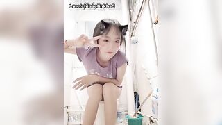 Lộ clip em gái thủ dâm trong WC