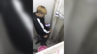 Thanh niên sục bị quay lén