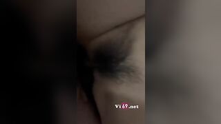 Anh xuất vào bướm em nhiều quá tràn cả ra giường phải lấy tay đỡ
