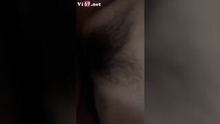 Anh xuất vào bướm em nhiều quá tràn cả ra giường phải lấy tay đỡ