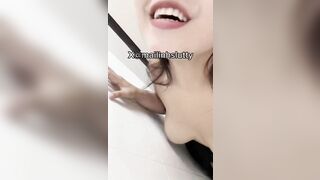 Con đĩ GV Thùy Linh Vú To Kính cận Mặt dâm Loli vào WC khoe vú lồn