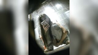 Quay lén lồn chị đẹp xin đái nhờ trước khi đái chụp hình lồn rồi vừa đái vừa xoa lồn.