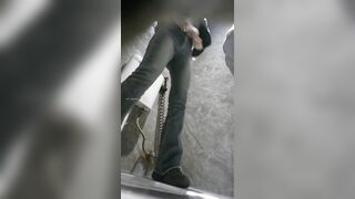 Quay lén lồn chị gái xin vào nhà đái nhờ còn dắt bạn trai vào xem lồn đẹp đái nữa cơ.