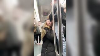 Bạo thật bú cu trên tàu điện đông người