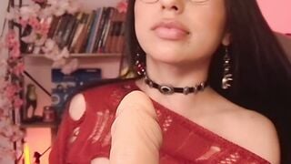 Gái xinh dâm bú cu giả dâm đãng trên live cho trai xem