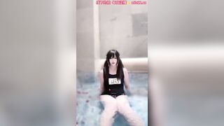 Con đĩ KTV Trung Quốc, Mặt dâm xinh loli Vú To ở bể bơi live sex thủ dâm