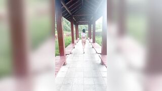 Dâm nữ có sở thích khiêu dâm khỏa thân đi dạo khắp xóm cho các cụ già xem hàng