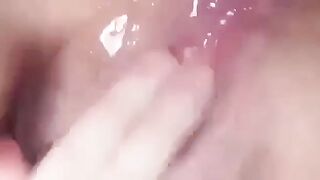 Lồn em nhìn có hồng khít ngọt nước không các a,các a muốn bú nó không