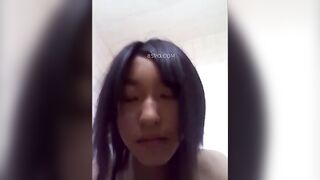 bé trốn bố mẹ , vô wc, thủ dâm gửi anh