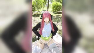 Gái dâm vú to lồn múp ra công viên cosplay thủ dâm chờ người lạ địt
