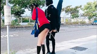 2 con đĩ đợi xe bus, Mà Nước Từ lỗ đít chảy sữa ra đường