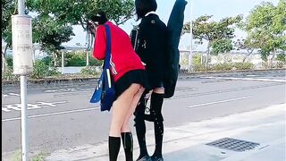 2 con đĩ đợi xe bus, Mà Nước Từ lỗ đít chảy sữa ra đường
