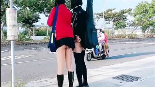 2 con đĩ đợi xe bus, Mà Nước Từ lỗ đít chảy sữa ra đường