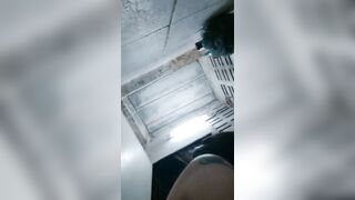 Em gái 18 tuổi mới lớn đã giật mồng nứng lồn sớm bị anh họ đè đụ suất tinh vào lồn.