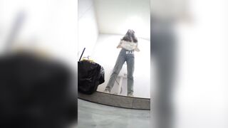 Quay lén lồn chị gái lạ mặc vào nhà đái nhờ cứ nhìn vào cam ngỡ chị phát hiện toang.