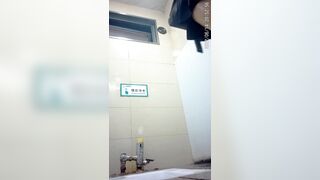 Bạn thân chị gái qua nhà chơi đái nhờ phát hiện lồn chị quá đẹp đầy đặn cực phẩm.